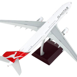 Airbus A330-300 Commercial Aircraft "Qantas Airways - Spirit of Australia" White with Red Tail "Gemini 200" Series 1/200 Diecast Model Airplane by GeminiJets by Diecast Mania
